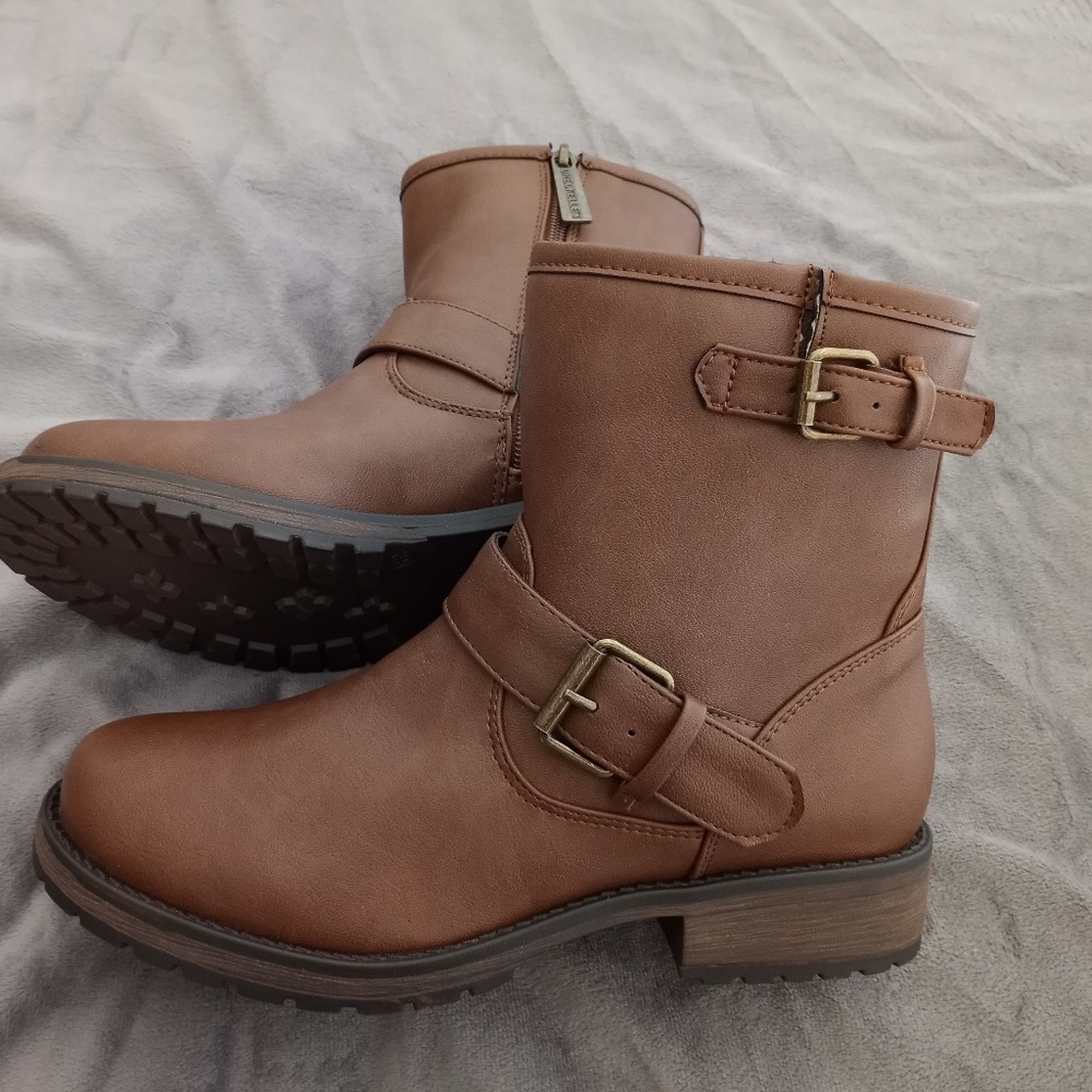 NIB Breckelles Rocker Boots Booties Womens